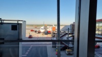 Wir warten auf unseren Flug am Hamburger Flughafen.